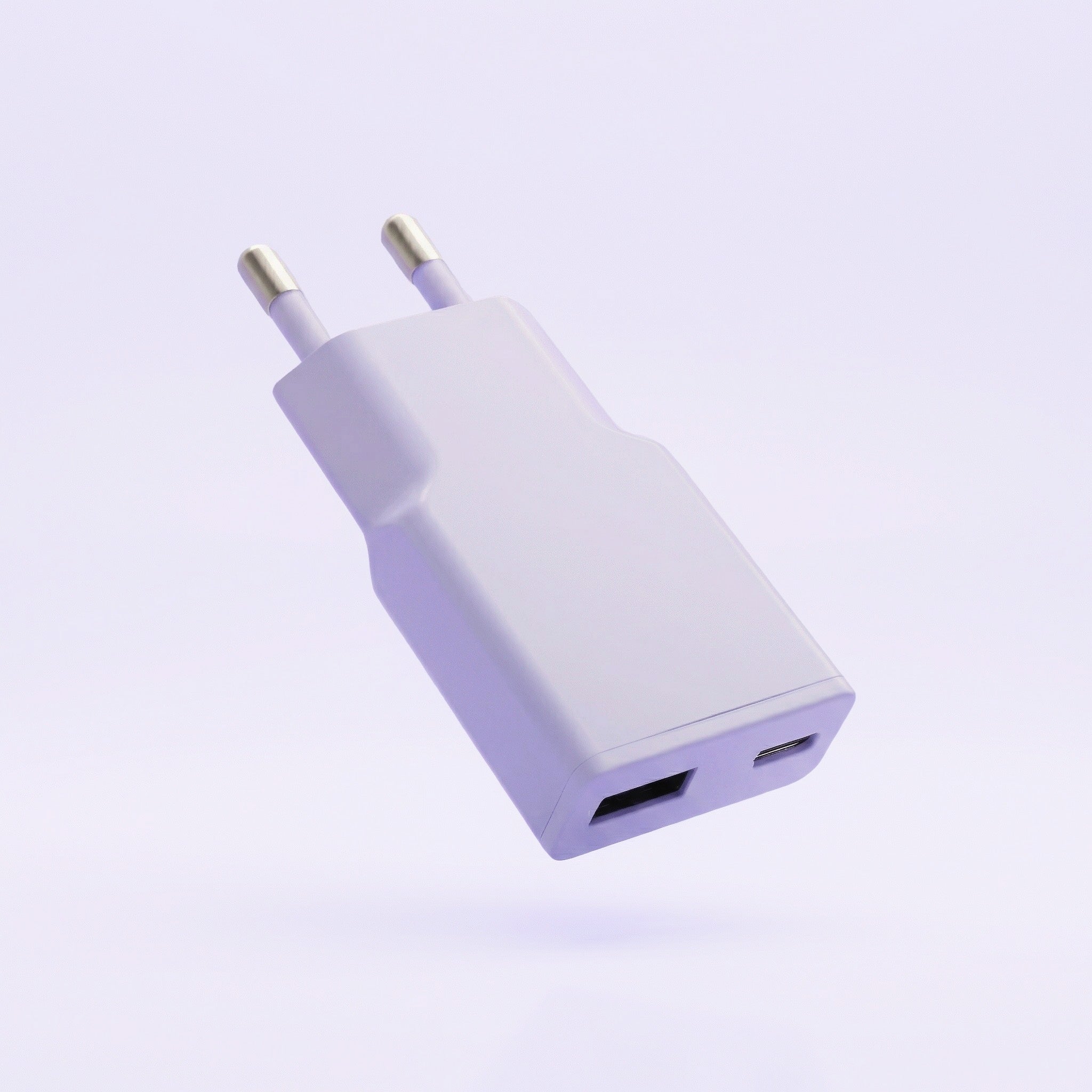 Lila laddare med USB-A och USB-C