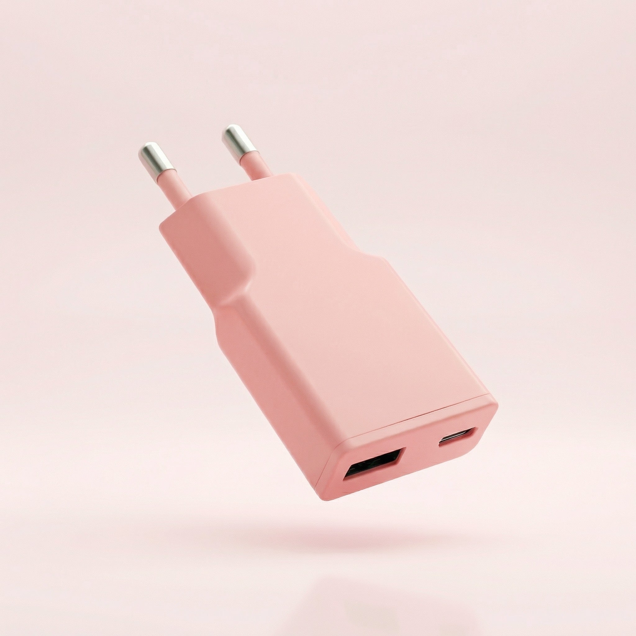 Rosa laddare med USB-A och USB-C