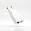 Vit laddare med USB-A och USB-C