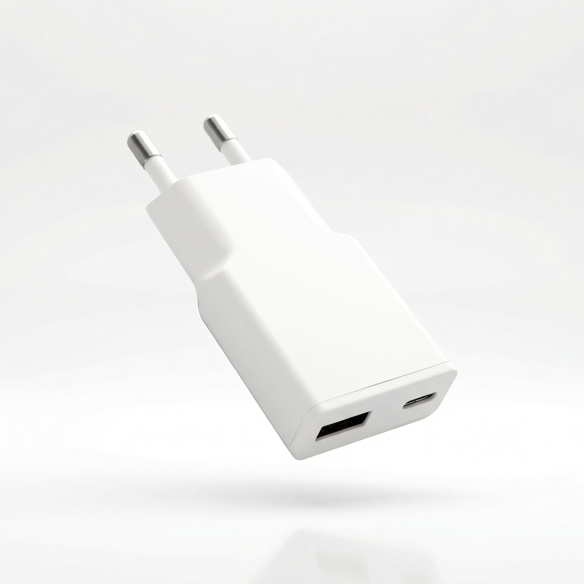 Vit laddare med USB-A och USB-C